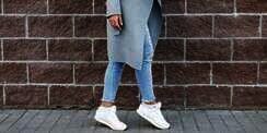 Tampil Stylish dengan Mix and Match Sneakers Putih
