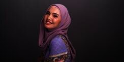 Inspirasi Mix and Match Stylish Hijab Abu-Abu untuk Hijabers