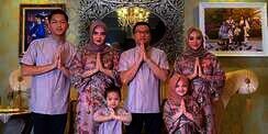 Rupa-rupa Gaya Baju Lebaran Seragam ala Artis