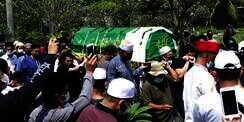 FOTO: Detik-detik Jenazah Sapri Pantun Turun ke Pusara