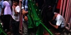Menyayat Hati, Tangisan dan Belaian Terakhir Anak Melepas Kepergian Ibunya