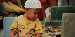Cerita Sebenarnya di Balik Foto Viral Bocah Sedih Saat Ziarah Kubur