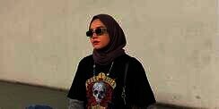 OOTD Hijab Kece Pakai Kaus Oversized 90-an ala Via Zulviani