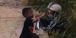Viral Video Anak Suapi Ayah, Ekspresi Keduanya Bikin Terharu