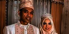 Pakai Mahkota Bak Ratu, Lihat Gaya Make Up Istri Baru Ustaz Abdul Somad