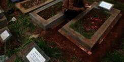 Ternyata Ini Bahaya Duduk di atas Kuburan