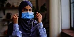 Jangan Lengah, Ini Cara Lepas Pasang Masker dengan Benar