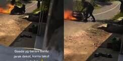 Video Mendebarkan Aksi Pria Sendirian Padamkan Motor Terbakar Pakai Kain Basah