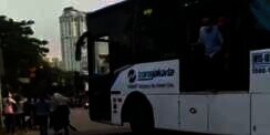 Bus TransJakarta Mogok di Tengah Rel KRL, Penumpang Panik Berhamburan