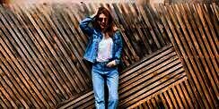 Bikin Nyaman,  Overized Denim Kini Jadi Tren