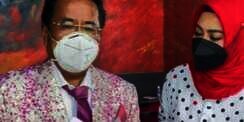 Momen Hotman Bertemu Syahrini & Reino, Pulang Bawa Hadiah Mewah