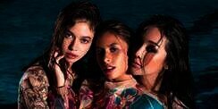 Foto Bareng Yuki Kato & Valerie Thomas, Wajah Berbeda Anya Gerladine Disorot
