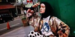 4 Inspirasi Padu Padan Graphic Tee yang Bisa Ditiru Hijabers