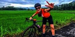 Gaya 5 Artis Cantik Nunggang Road Bike, Harga Jerseynya Jutaan