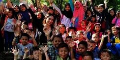 Potret Kedekatan Cinta Laura Bersama Anak Asuhnya