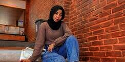 Ide Outfit Hijab yang Cocok untuk Sepatu Boots ala Hijaber Henni Kalista