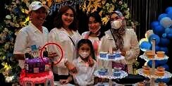 9 Foto Abdul Rozak Pakai Perhiasan Emas Segambreng di Jari