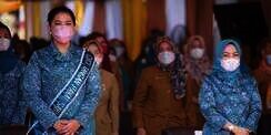 Suami Pejabat, Pesona 5 Seleb Cantik Berseragam Ibu-ibu PKK