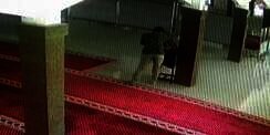 Miris! Sejoli Tertangkap Kamera CCTV Mesum di Masjid dan Curi Kotak Amal