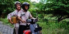 8 Tips Aman Berkendara Ketika Bawa Barang di Motor