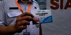 Pamer Sertifikat Vaksin ke Medsos, Ini Bahaya yang Mengintai