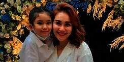 Nyanyi Bareng, Bahasa Inggris Ayu Ting Ting Disebut Kalah Fasih dari Putrinya