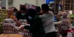 Viral, Video Warga 'Panic Buying' Susu Steril 