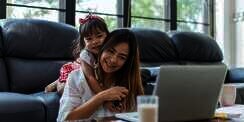 4 Tips Seimbangkan Pekerjaan dan Mengurus Anak Kala WFH, Pernah Coba?