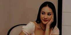 Anya Geraldine Pamer Foto di Pinggir Kolam, Warganet Salfok Lihat Tatonya