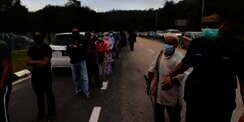Kakek Tunanetra Jalan Kaki 35 Km Demi Terima Vaksin, Masya Allah