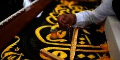 Proses Pembuatan dan Nasib Kiswah Kabah yang Rutin Diganti Tiap Tahun
