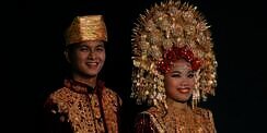 5 Momen Pernikahan Mumuk Gomez dan Eno Retra