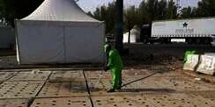 Mekah Bersiap Umroh, Masjidil Haram Disiram 70 Ribu Liter Disinfektan Tiap Hari
