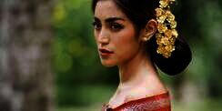 6 Pesona Jessica Iskandar Pakai Kebaya Bali, Makin Anggun!