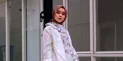 Gaya Cantik Lesty Kejora dengan Kerudung Mewah, Harganya Bikin Netizen Menangis