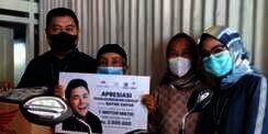 Tersentuh Kakek Bersepeda 15 Km Demi Vaksin, Ivan Gunawan Belikan Motor Matic