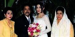 9 Foto Lawas Pernikahan Si Doel & Sarah, Termewah di Masanya!