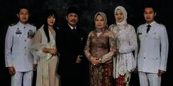 Orangtua Bupati Tuban yang Muda dan Tampan Itu Ternyata Bukan Orang Sembarangan