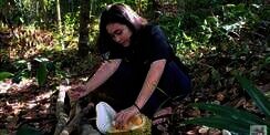 Berburu di Hutan, Potret Kecantikan Gadis Dayak Ini Disorot