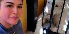 Video Istri Ketua MPR Mandikan Singa, Ekspresi Santai Kayak Mainin Kucing Rumah