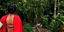 6 Potret Gadis Dayak Mandi di Sungai, Cantiknya Bikin Geger!