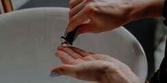 Tangan Perih Setelah Pakai Hand Sanitizer, Atasi dengan Cara Ini