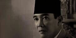 Foto Lawas Soekarno Tahun 1966, Netizen Salfok dengan Sosok di Belakangnya
