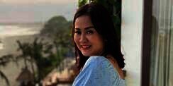 Pose di samping Ranjang, Muka Bantal Tante Erni Bikin Heboh