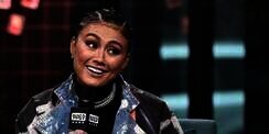 Gaya Elegan Agnez Mo Pakai Perhiasan Versace, Segini Total Harganya