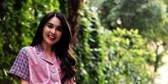 Sandra Dewi Potong Rambut di Rumah, Penampilannya Curi Perhatian!