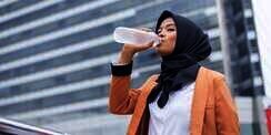 Tak Sempat Duduk, Baca Doa Ini Ketika Minum Sambil Berdiri