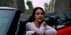 Misteri Pemilik Kaki Berbulu Lebat di Sisi Anya Geraldine Saat Berjemur di Bali