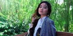 Gaya Natasha Wilona dengan Dress dan Rambut Pink Bak Barbie