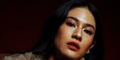 Cantiknya Dian Sastrowardoyo dalam Balutan Kebaya Lawas